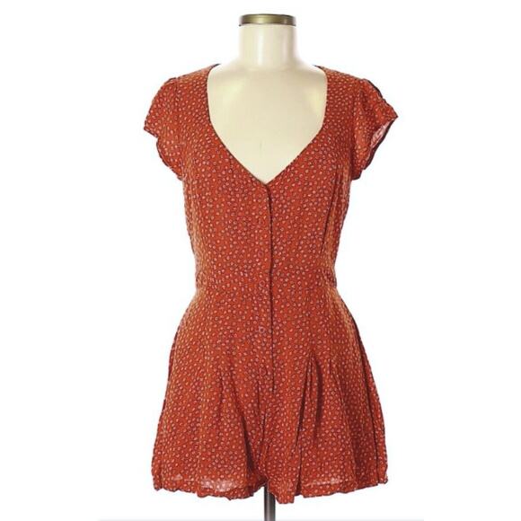 Urban Outfitters Kimchi Blue Romper Size 4, Red/White Floral Shirt Sleeve, Woman - Picture 1 of 11
